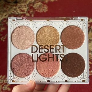 Flower beauty shadow and blush palette in Dessert Lights